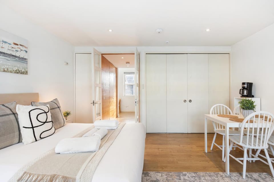 Bed, Photo of the whole room, Dining area, wardrobe