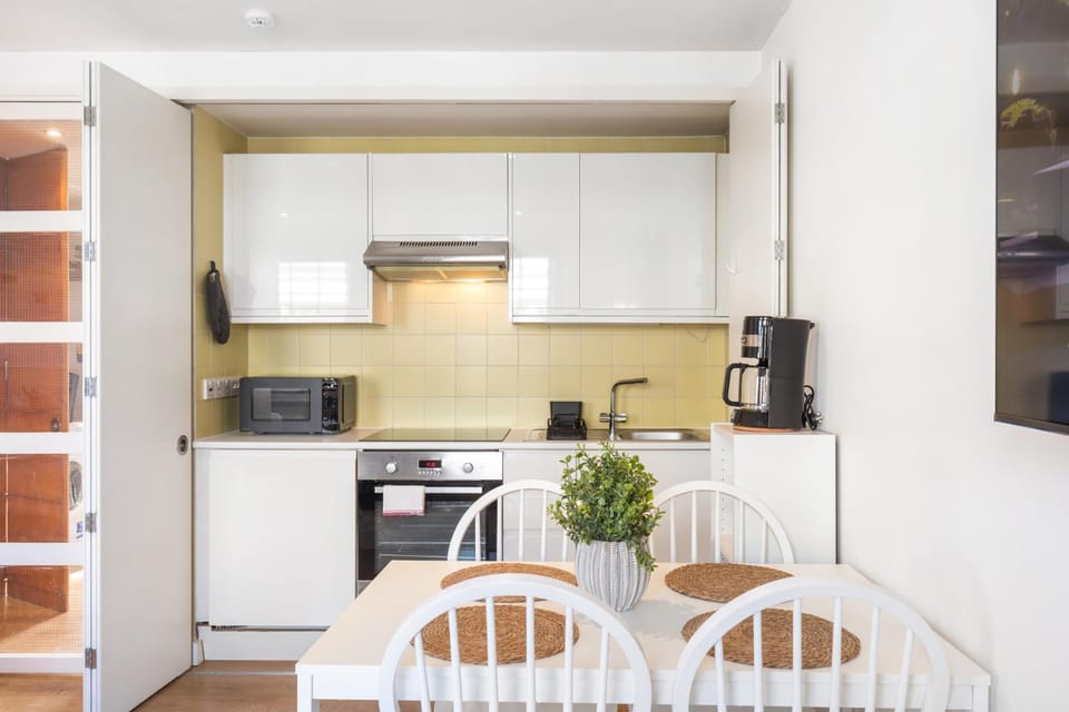 Coffee/tea facilities, Kitchen or kitchenette, oven, stove