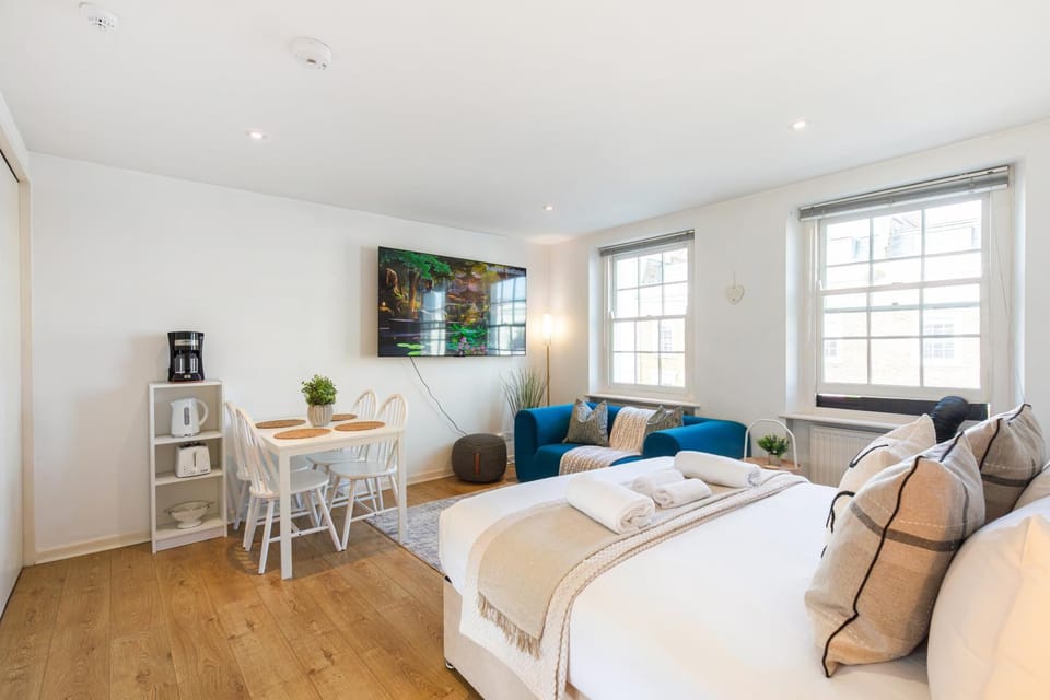 Bed, TV and multimedia, Living room, Photo of the whole room, Seating area, Dining area