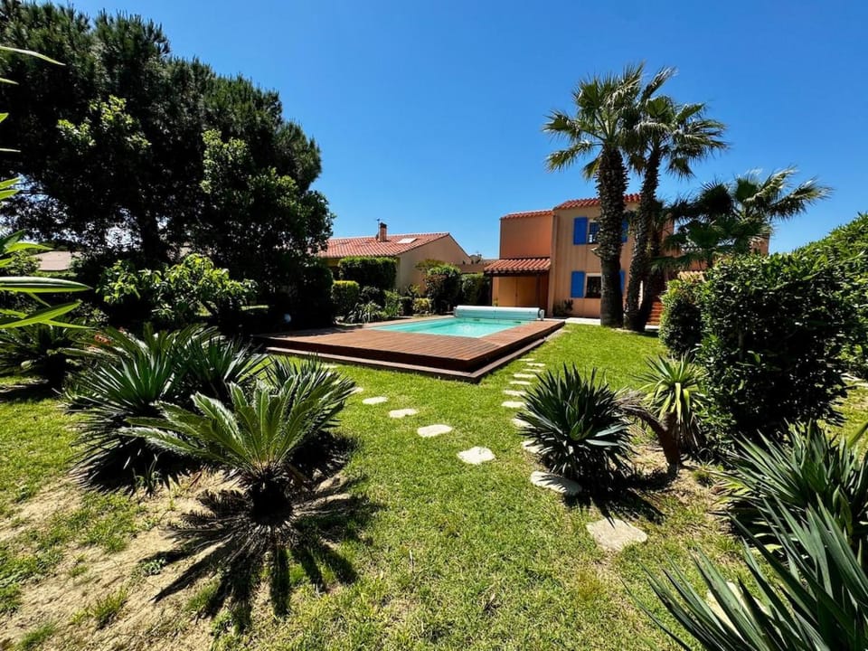Villa de charme à Saint Cyprien avec Piscine et Jardin Méditerranéen, plage et commerces à 10 minutes à pieds Villa in Saint-Cyprien