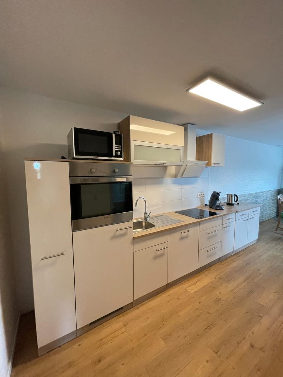 Kitchen or kitchenette, dishwasher, stove