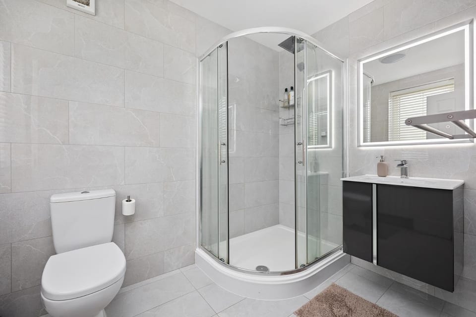 Shower, Toilet, Bathroom, towels