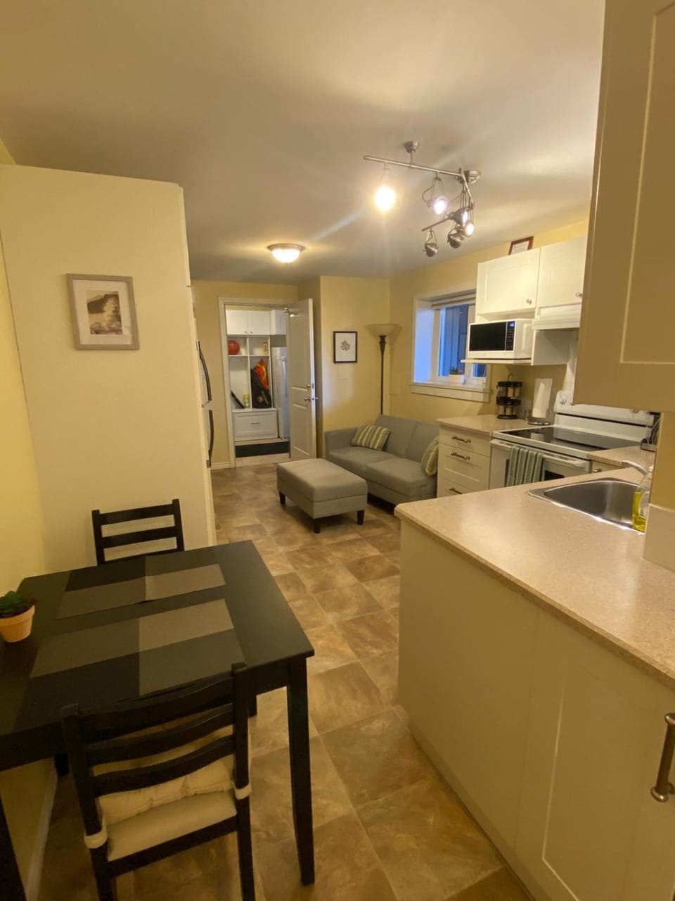 Ravens Nest Cozy Lower One Bedroom Suite Apartment in Vancouver Island