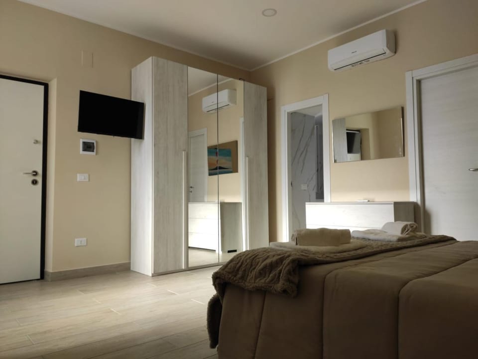 Bed, TV and multimedia, Bedroom, wardrobe