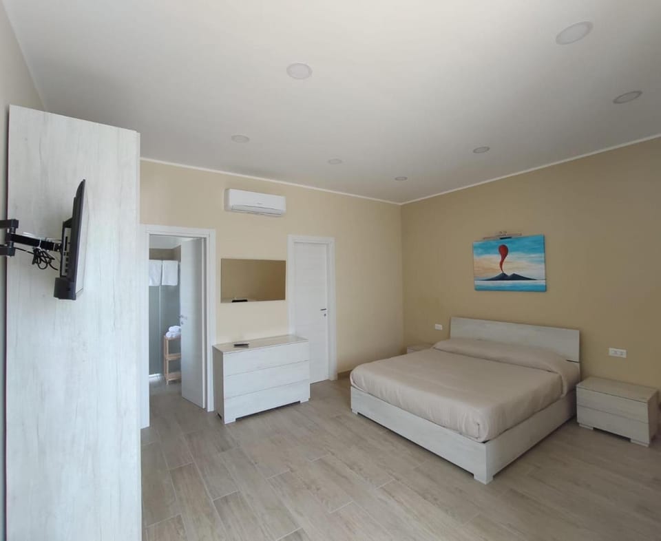 Bed, TV and multimedia, Kitchen or kitchenette, Bedroom, wardrobe, air conditioner