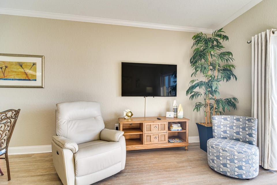 Treasure Island Condo w/ Bay-View Balcony! House in Treasure Island
