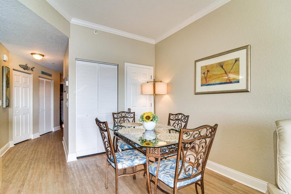 Treasure Island Condo w/ Bay-View Balcony! House in Treasure Island