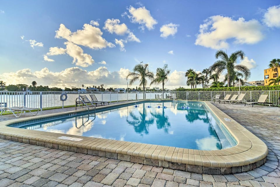 Treasure Island Condo: Gulf-View Balcony House in Treasure Island