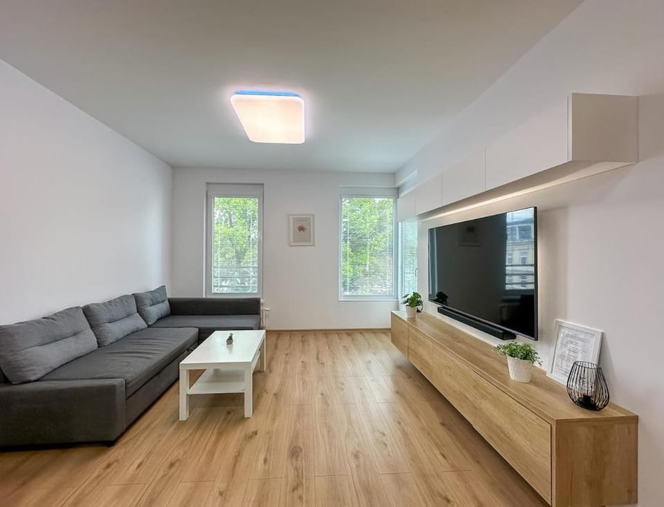 Communal lounge/ TV room, TV and multimedia, Living room, Seating area, Evening entertainment