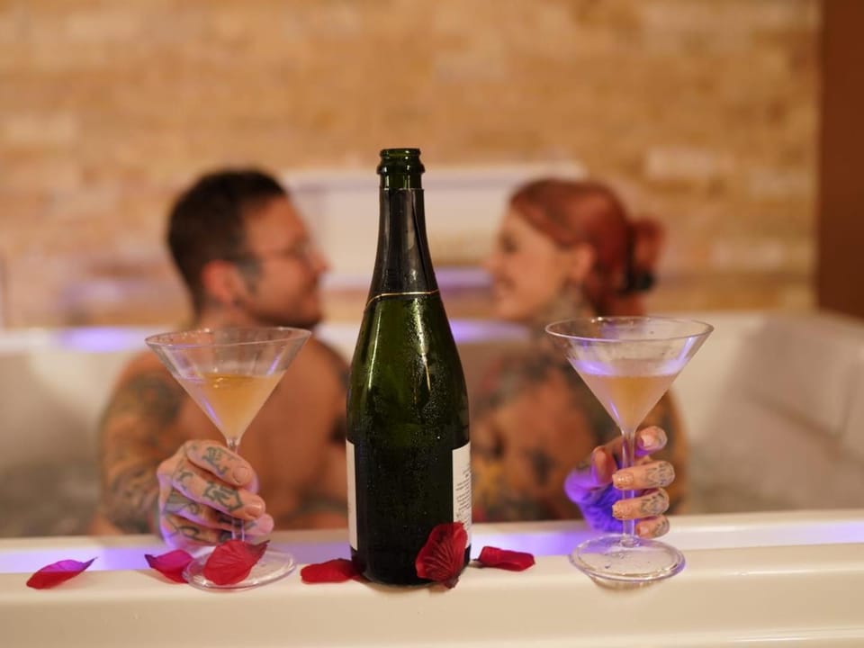 Hot Tub, Guests, Alcoholic drinks