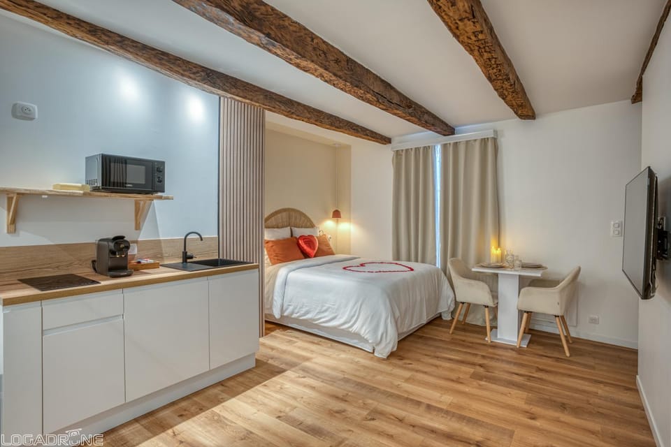 Bed, Kitchen or kitchenette, Dining area