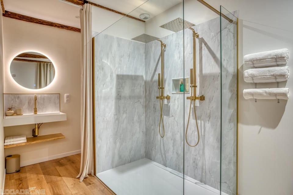 Shower, Toilet, Bathroom, towels