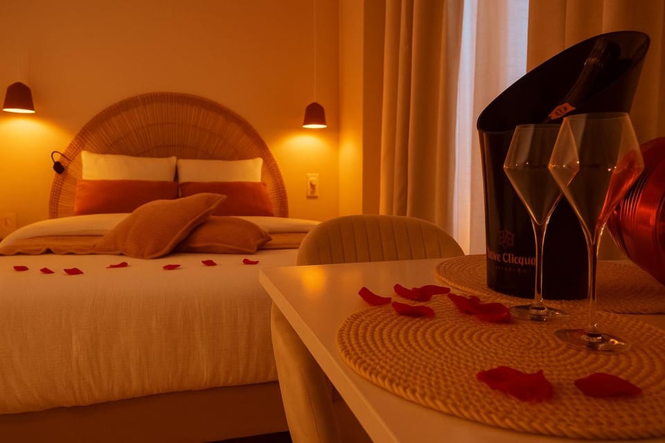 Bed, Photo of the whole room, Bedroom, Drinks
