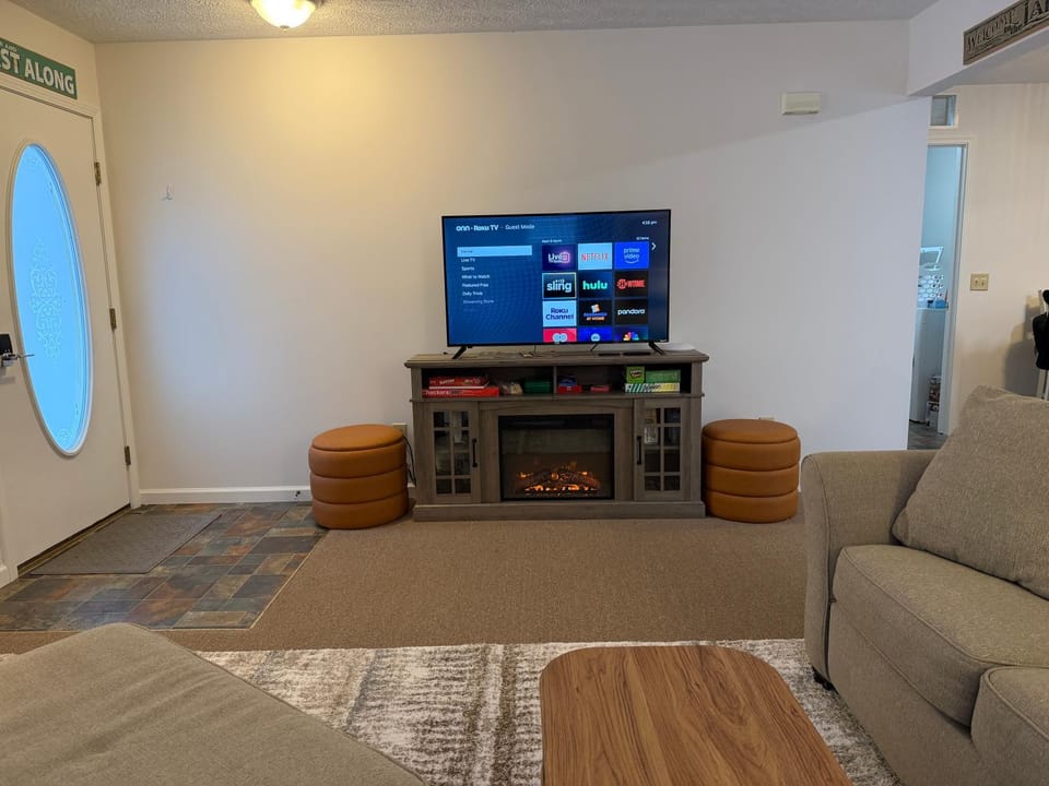 TV and multimedia, Living room, Seating area, fireplace