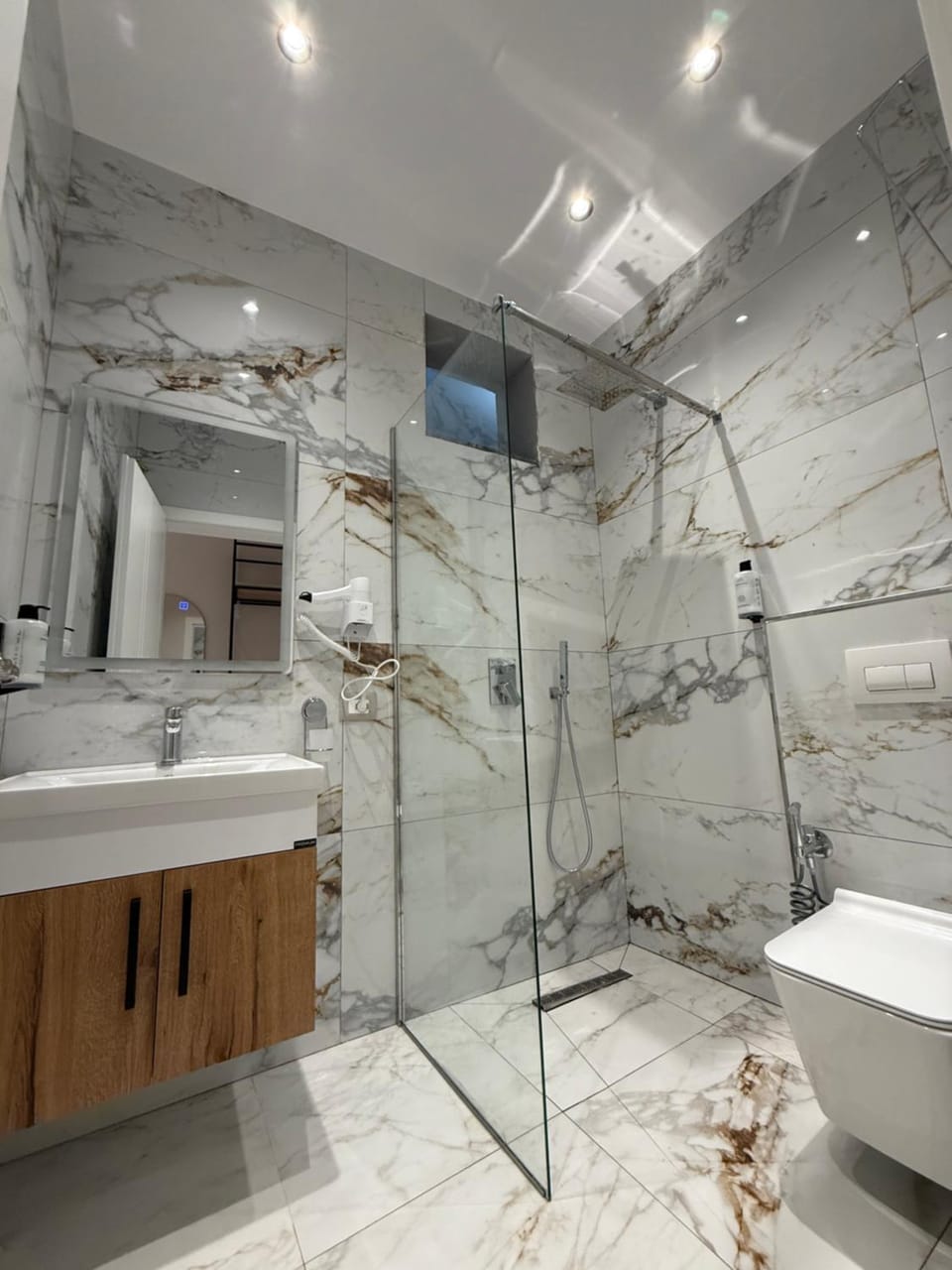 Azure Waves Hotel in Vlorë