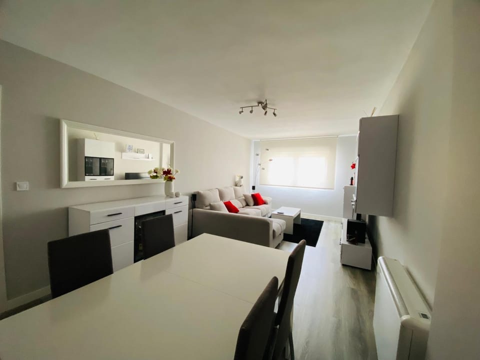 TV and multimedia, Living room, Seating area, Dining area