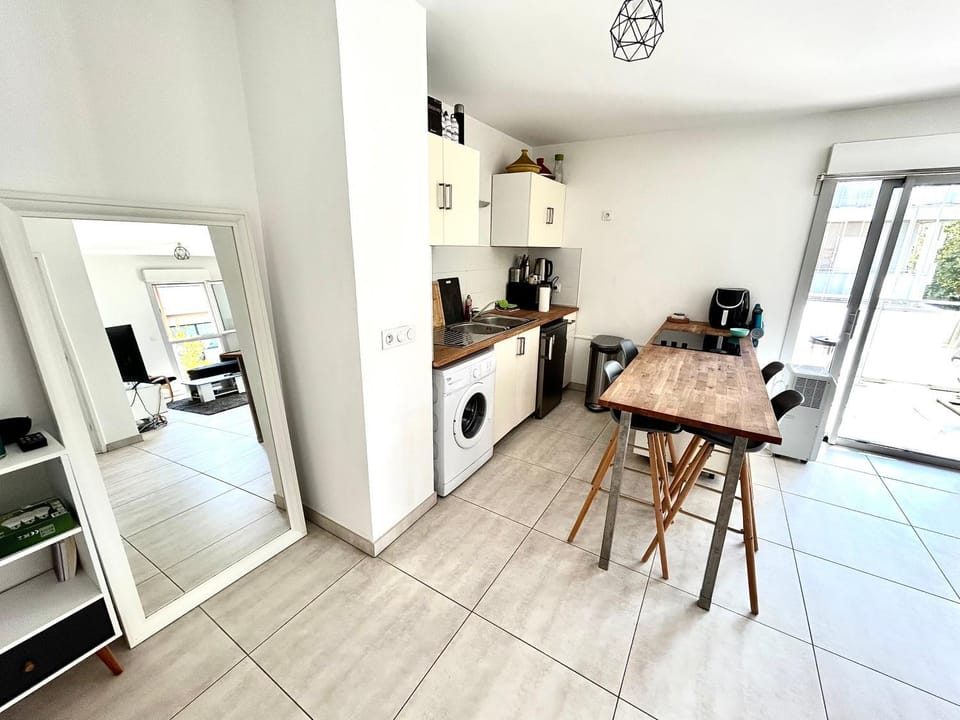 Kitchen or kitchenette, Dining area, stove