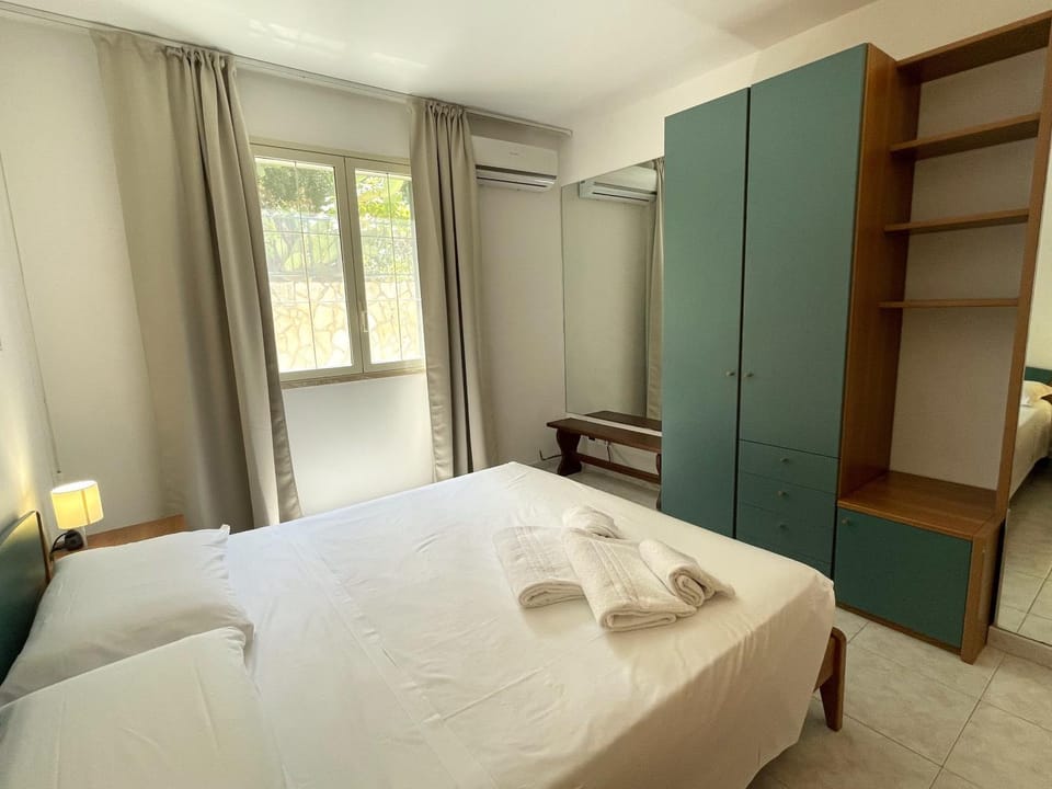 Bedroom, wardrobe, air conditioner