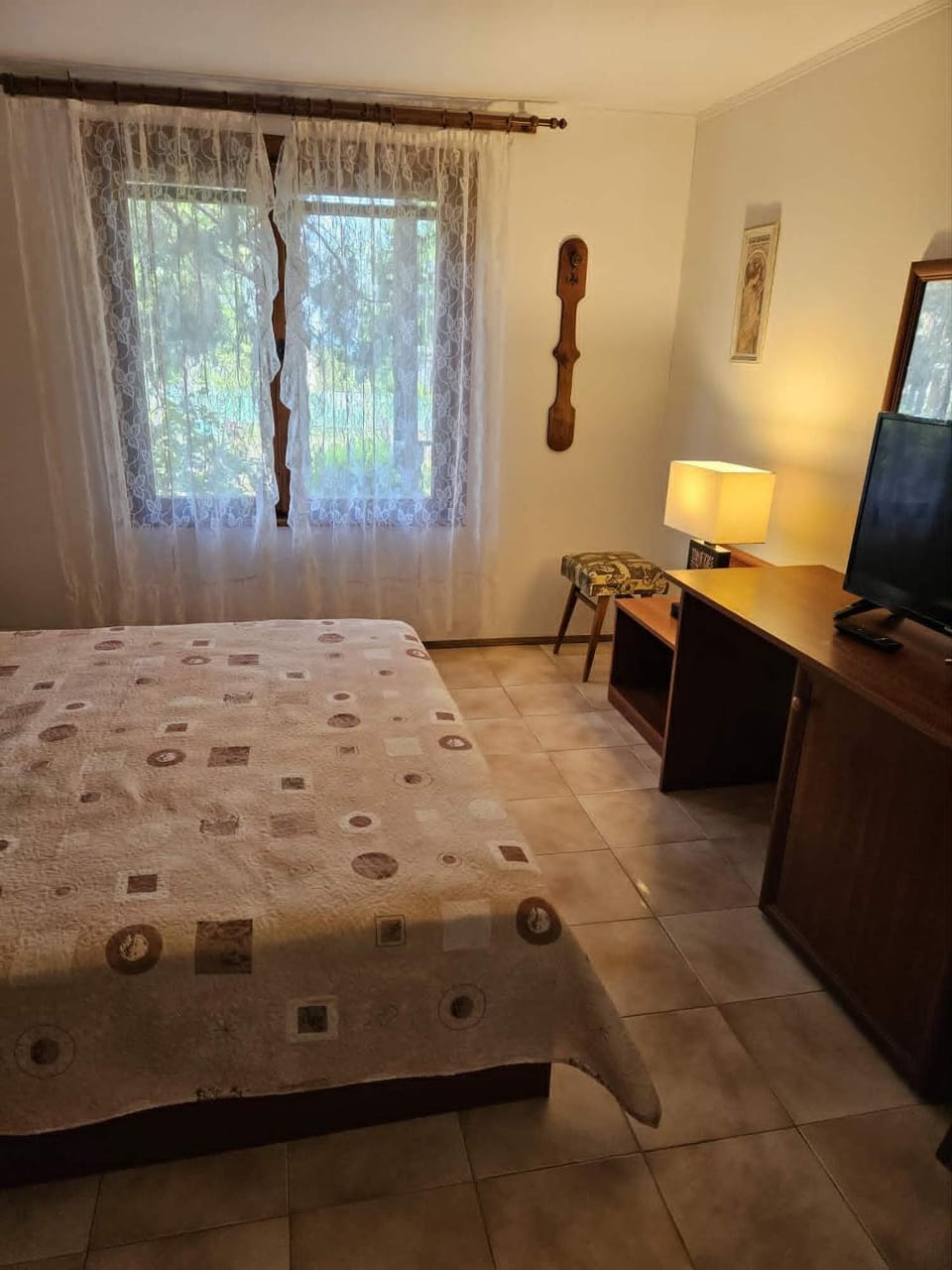 Bed, TV and multimedia, Photo of the whole room, Bedroom