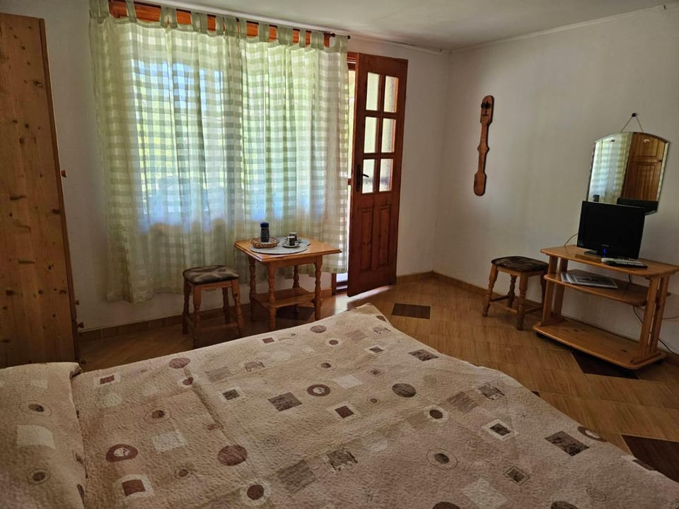 Bed, TV and multimedia, Photo of the whole room, Seating area, Bedroom