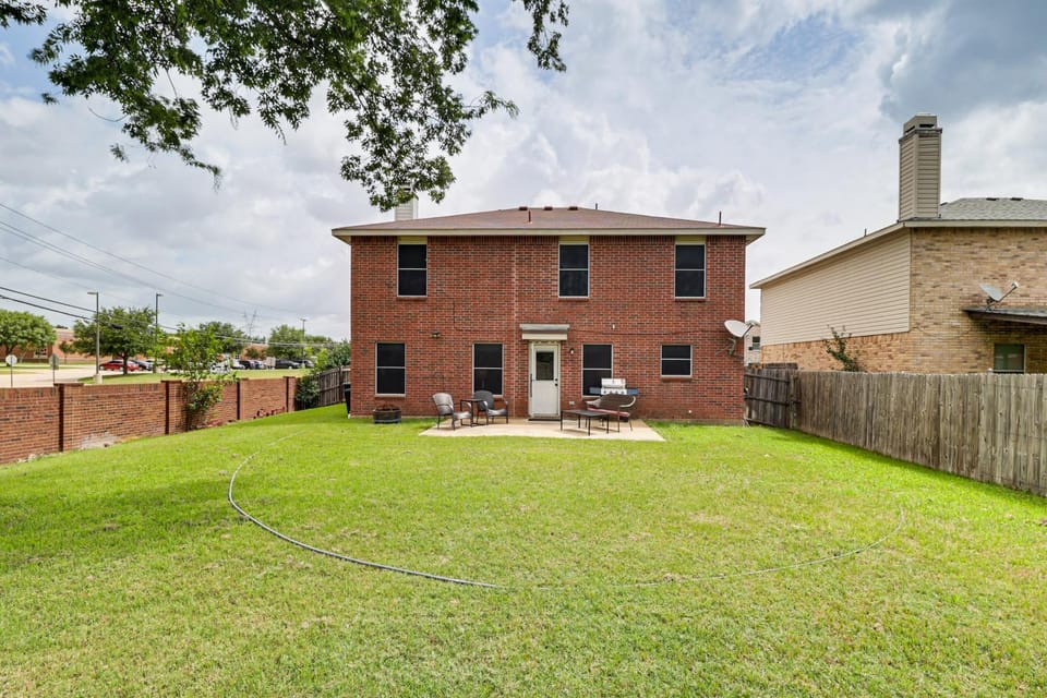 Near ATandT Stadium and Six Flags Texas Family Home! House in Arlington