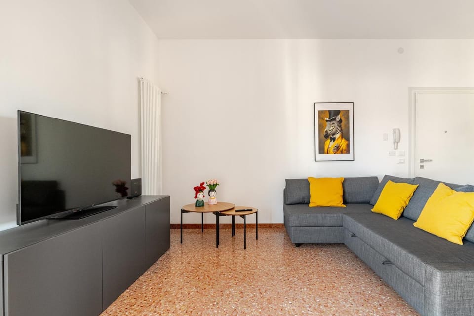 TV and multimedia, Living room, Seating area, Evening entertainment