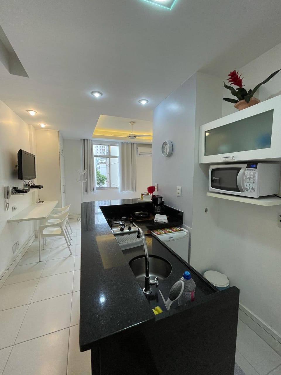 Kitchen or kitchenette, Dining area, minibar, stove, air conditioner