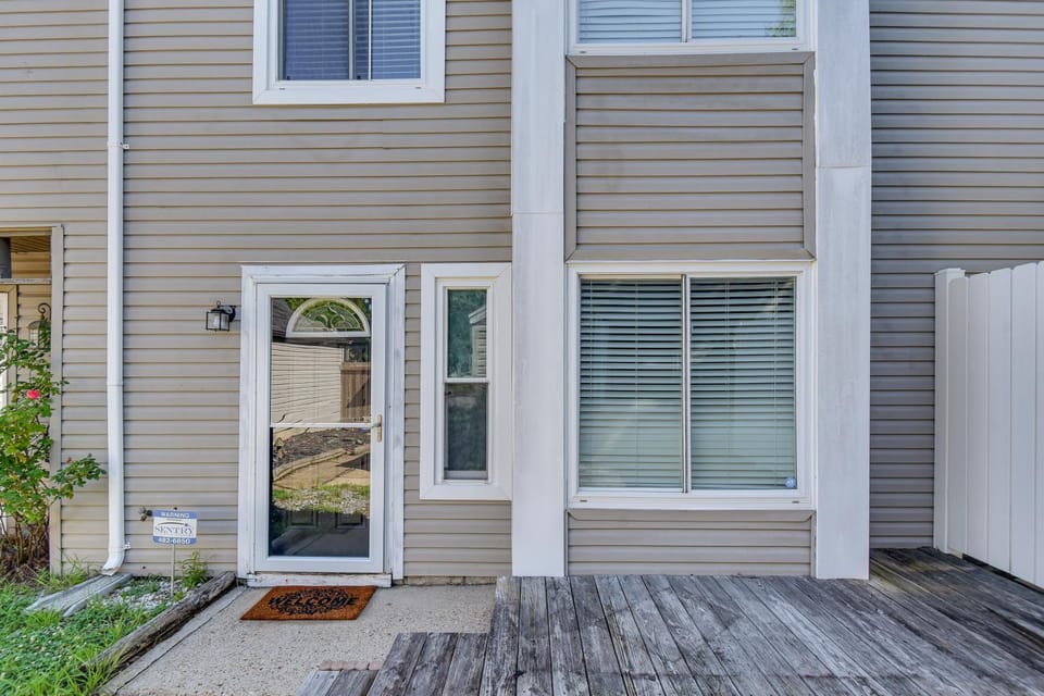 5 Mi to NAS Oceana: Townhome w/ Fenced Yard! House in Chesapeake