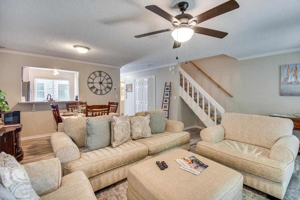 5 Mi to NAS Oceana: Townhome w/ Fenced Yard! House in Chesapeake