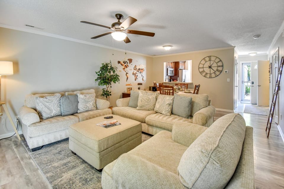 5 Mi to NAS Oceana: Townhome w/ Fenced Yard! House in Chesapeake