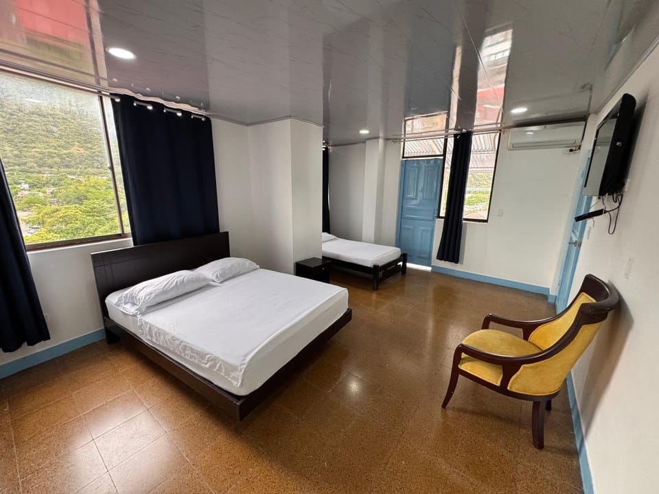 Bed, TV and multimedia, Photo of the whole room, Bedroom