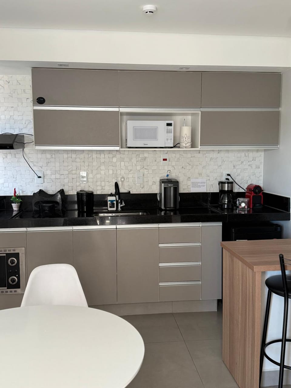Coffee/tea facilities, Kitchen or kitchenette, Dining area, minibar, stove