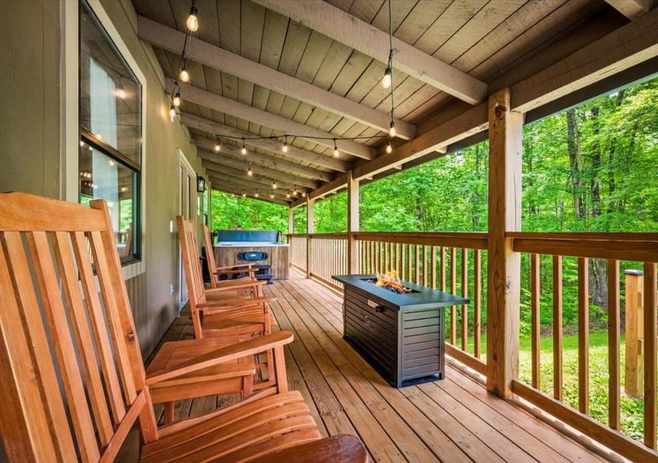 King bed-Hot tub-Sauna-Dollywood House in Sevier County