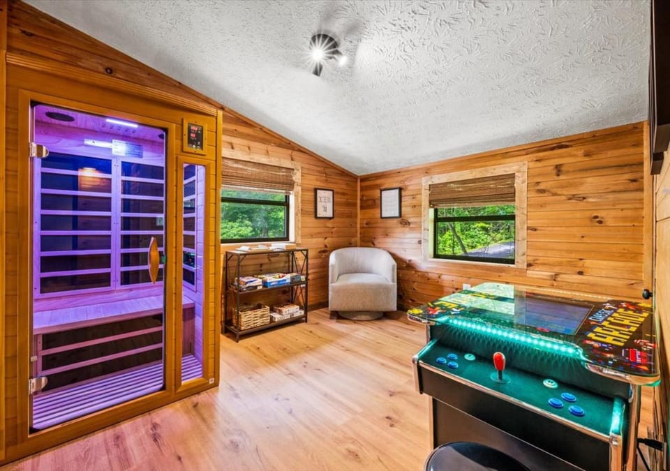 King bed-Hot tub-Sauna-Dollywood House in Sevier County
