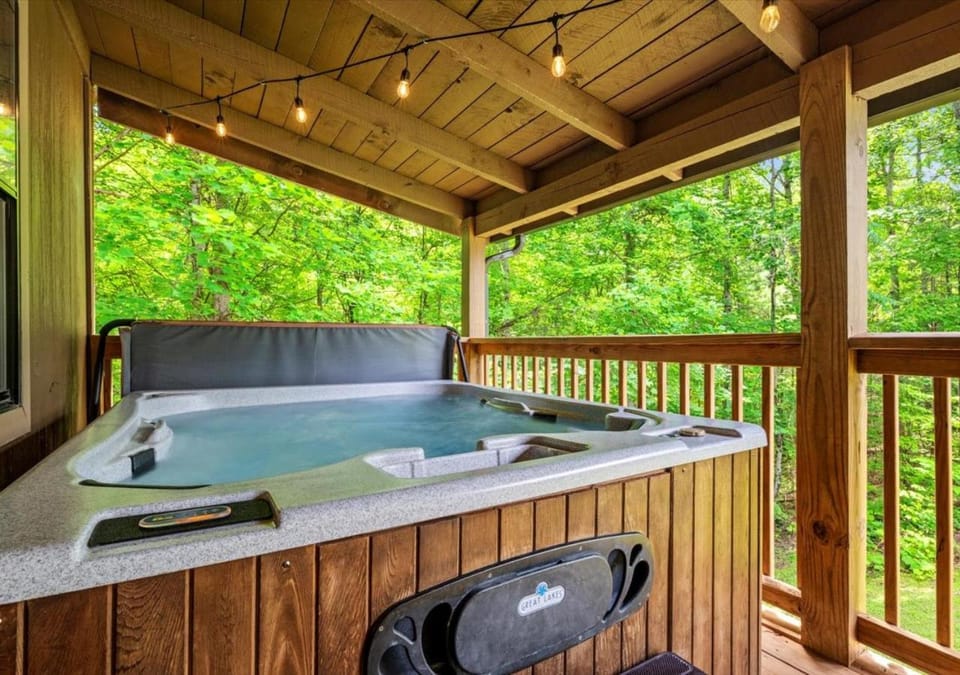 King bed-Hot tub-Sauna-Dollywood House in Sevier County