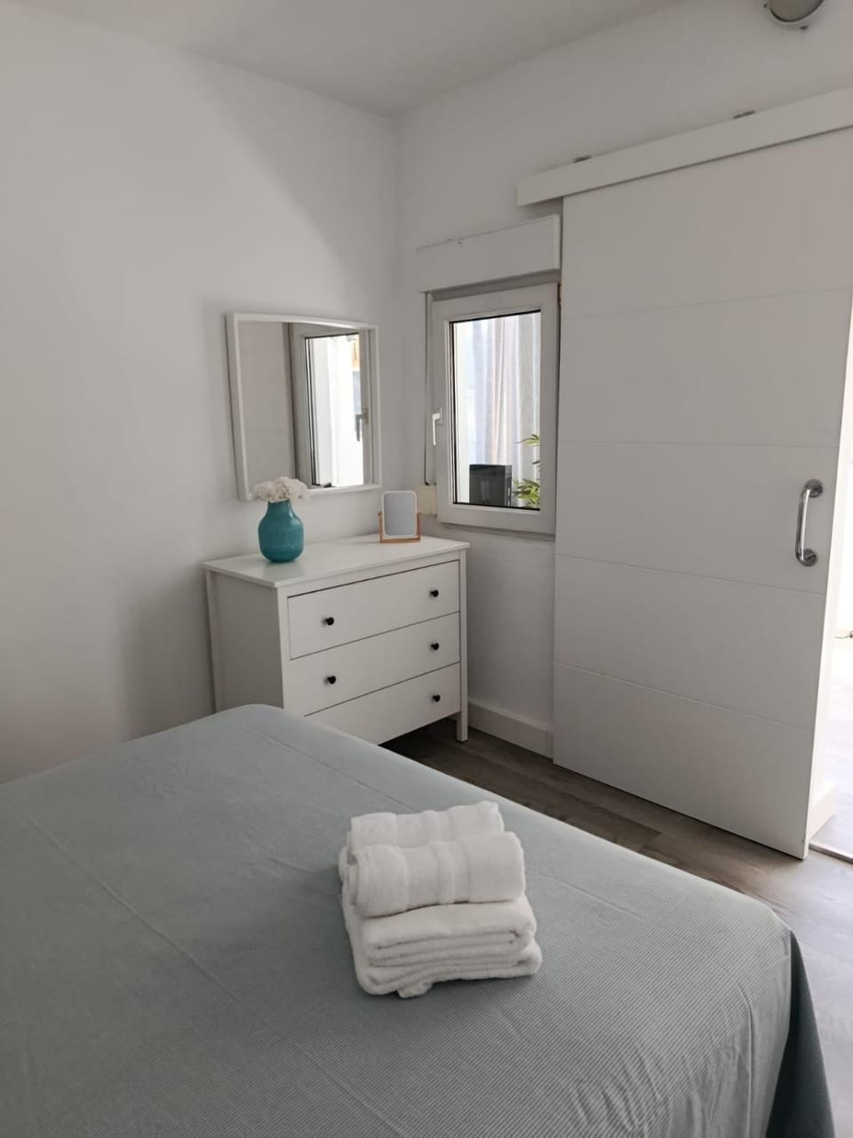 Bedroom, towels