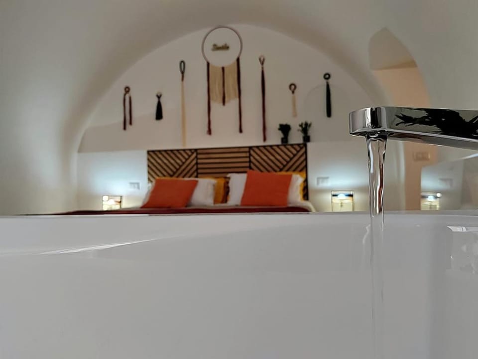 Bed, Hot Tub, Photo of the whole room, Bedroom