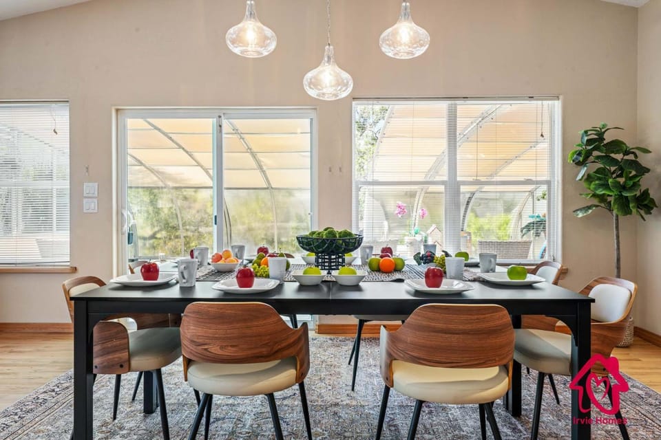 The Rose Garden Estate with Swim Spa - an Irvie Home House in Albuquerque