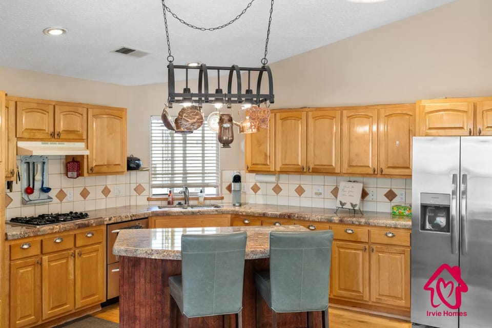 The Rose Garden Estate with Swim Spa - an Irvie Home House in Albuquerque