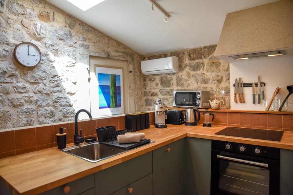 Kitchen or kitchenette, oven, stove