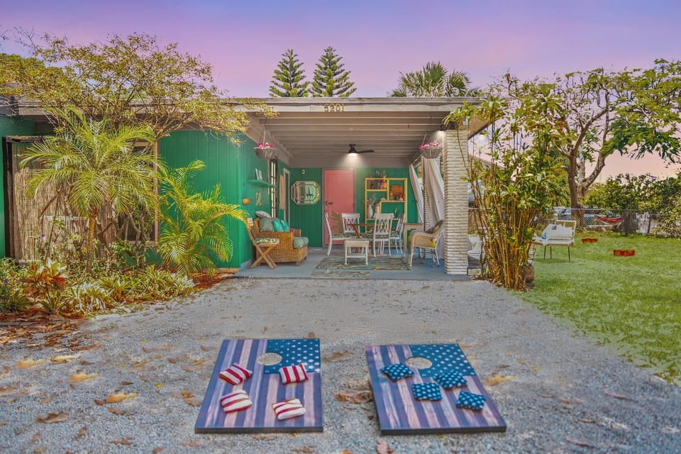 Cozy 4bd House Heart of Downtown WPB Sleeps 10 Apartment in West Palm Beach