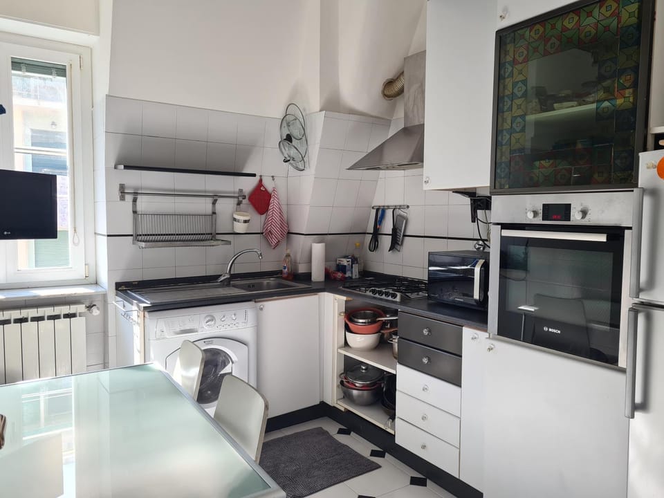 TV and multimedia, Kitchen or kitchenette, Dining area, dishwasher, oven, stove, toaster