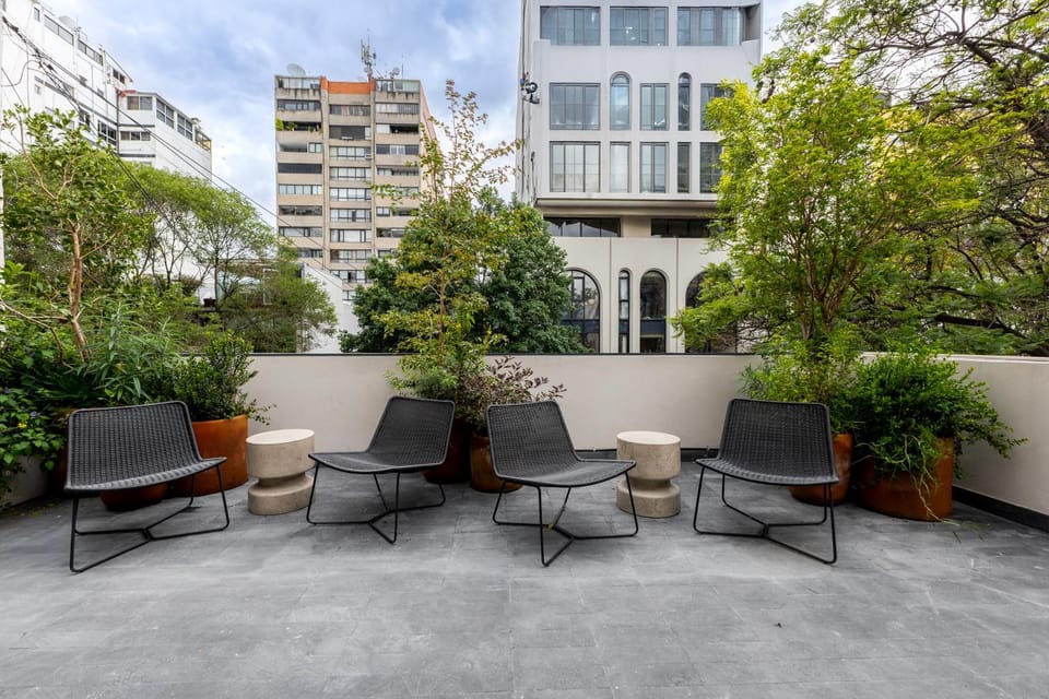 Property building, Day, Garden, Balcony/Terrace, Living room