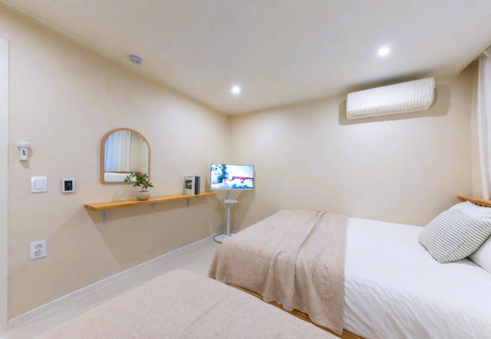 Bed, TV and multimedia, Bedroom, air conditioner