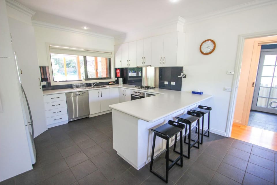 Coffee/tea facilities, Kitchen or kitchenette, Dining area, dishwasher, heating, oven, pet friendly, stove, toaster, air conditioner