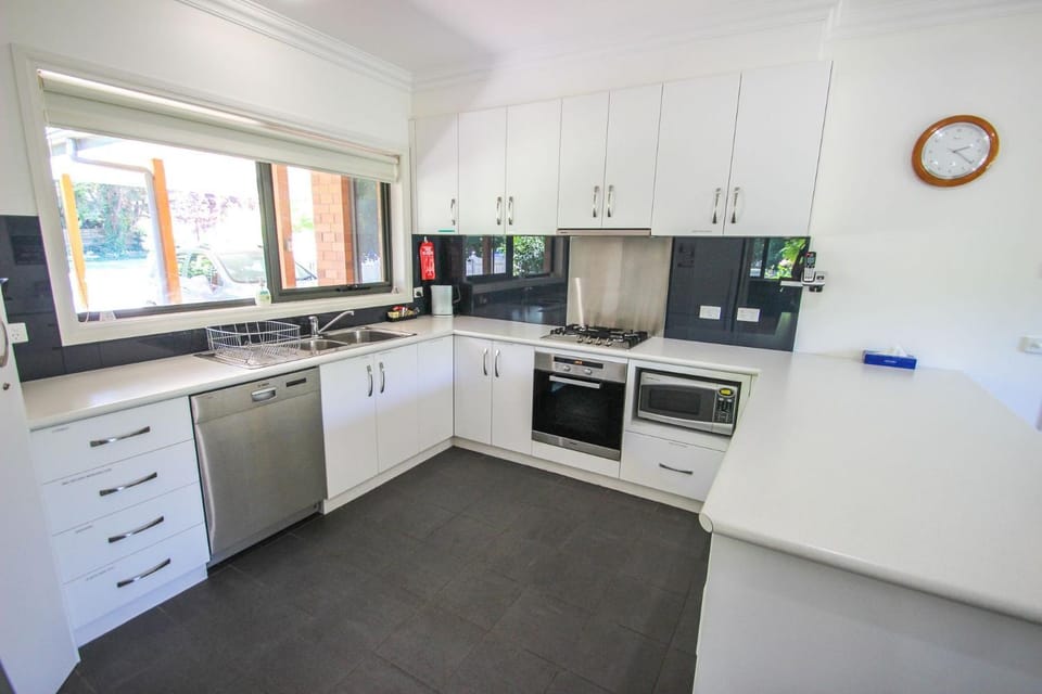 Coffee/tea facilities, Kitchen or kitchenette, dishwasher, oven, pet friendly, stove, toaster