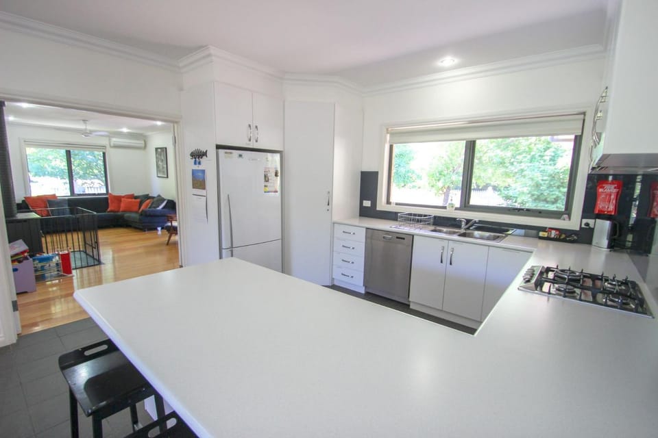 Coffee/tea facilities, Kitchen or kitchenette, Seating area, dishwasher, fireplace, heating, microwave, oven, pet friendly, stove, toaster, air conditioner
