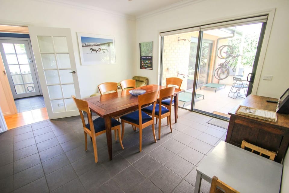 Patio, Living room, Seating area, Dining area, heating, pet friendly, air conditioner