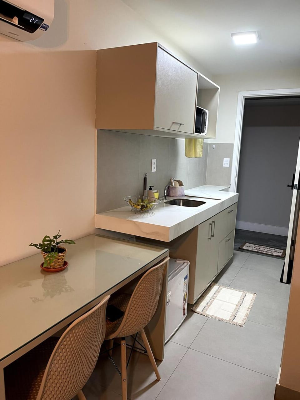 Kitchen or kitchenette, Dining area, minibar, stove