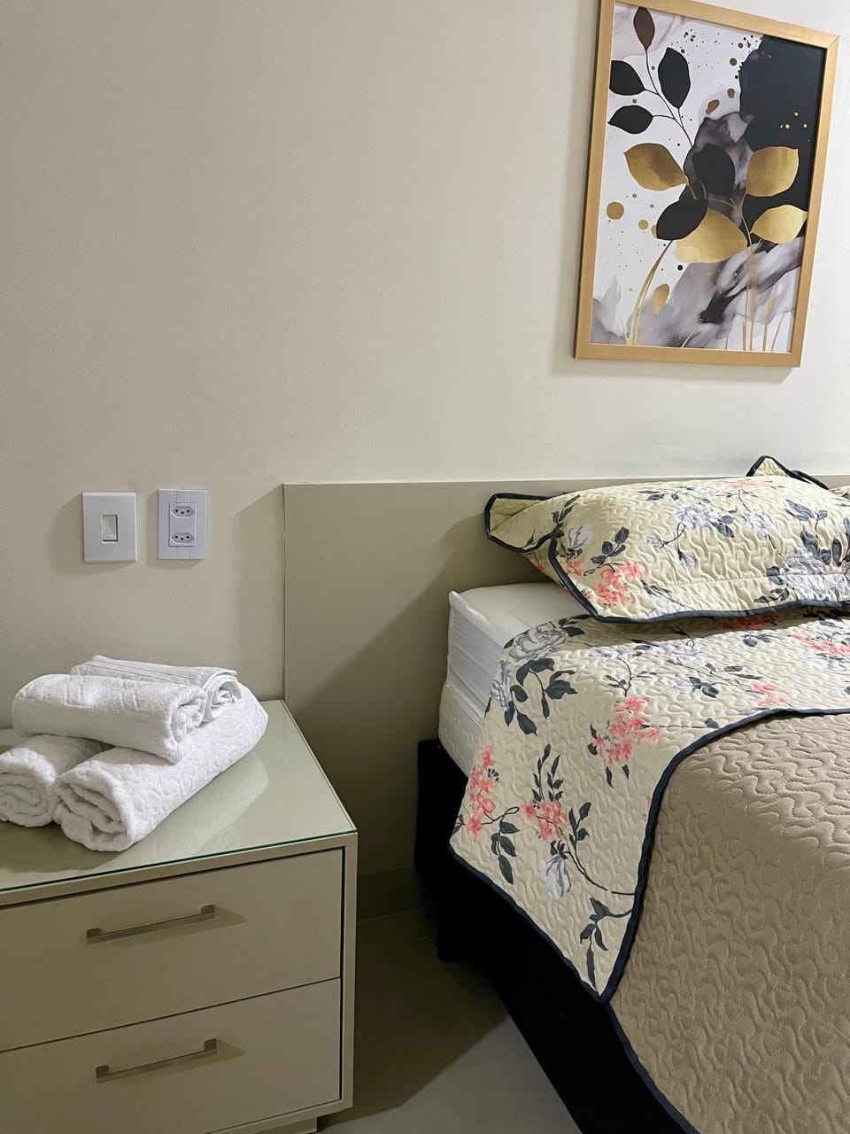 Bed, Bedroom, towels